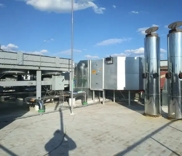 Sistema de enfriamiento industrial y chimeneas de escape instaladas en azotea por Tracsa Energía par