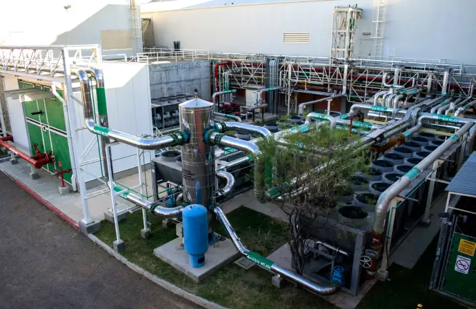 Vista elevada de complejo industrial de Tracsa Energía con sistema de tuberías de acero inoxidable p