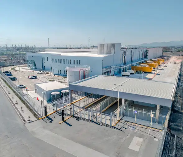 Vista aérea de planta industrial con infraestructura de generación de energía y soluciones de respal