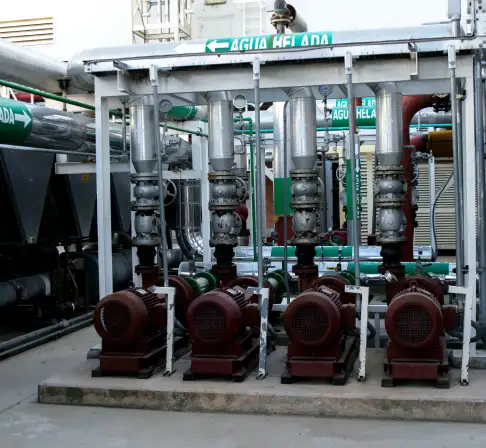 Estación de bombeo de agua helada con motores industriales instalada por Tracsa Energía para sistema