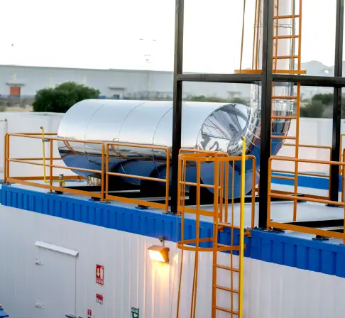 Fachada exterior de planta de generación eléctrica de Tracsa Energía con sistemas de escape industri
