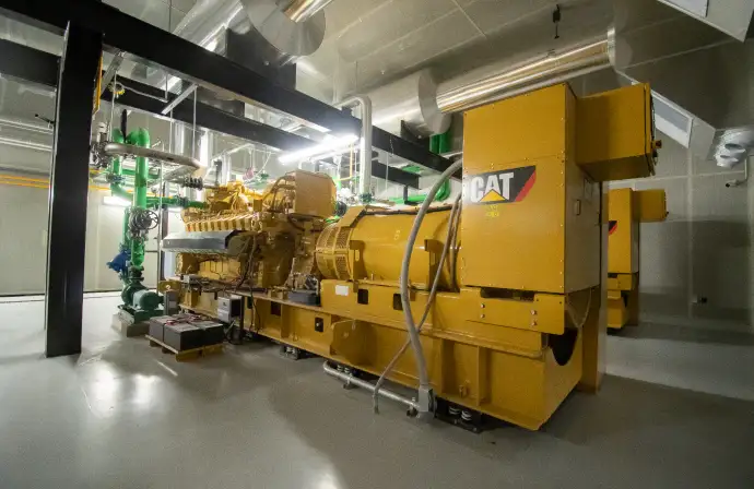 Generador industrial CAT instalado en sala de máquinas por Tracsa Energía, integrado con sistemas de