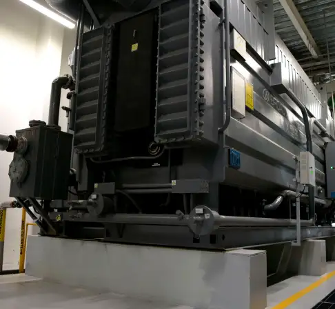 Enfriador de absorción industrial (chiller) instalado por Tracsa Energía para sistemas de trigenerac