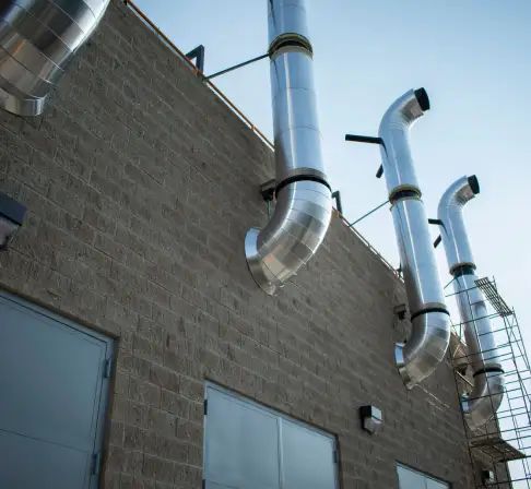 nstalación de ductos de escape y sistemas de ventilación industrial para plantas de generación eléct