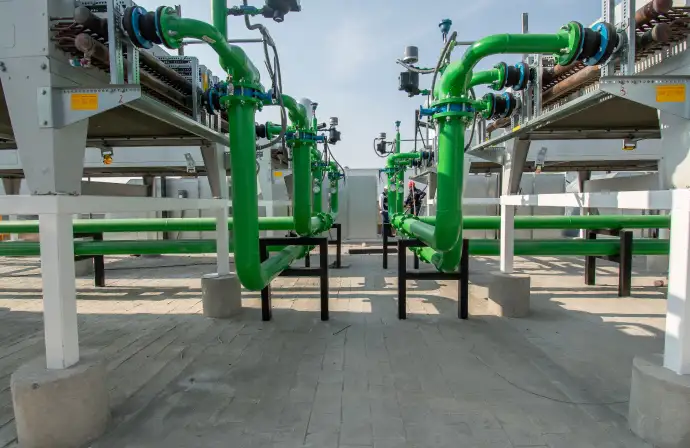 Sistema de tuberías industriales y estaciones de bombeo instaladas por Tracsa Energía para el manejo