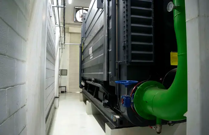 Detalle de intercambiador de calor industrial y tuberías de refrigeración en sala de máquinas diseña