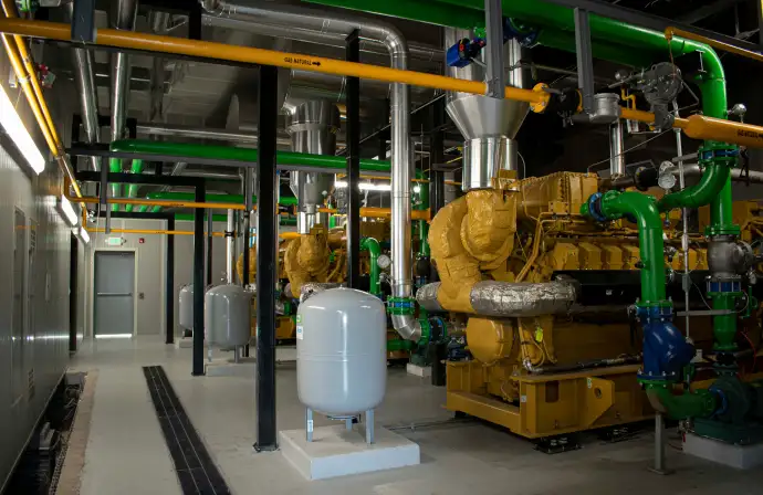 Planta de cogeneración de Tracsa Energía con sistemas de tuberías de gas natural y tanques de expans