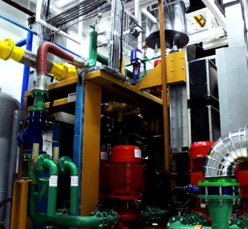Sistema de bombeo industrial con motores de alta capacidad y red de tuberías para enfriamiento en pl